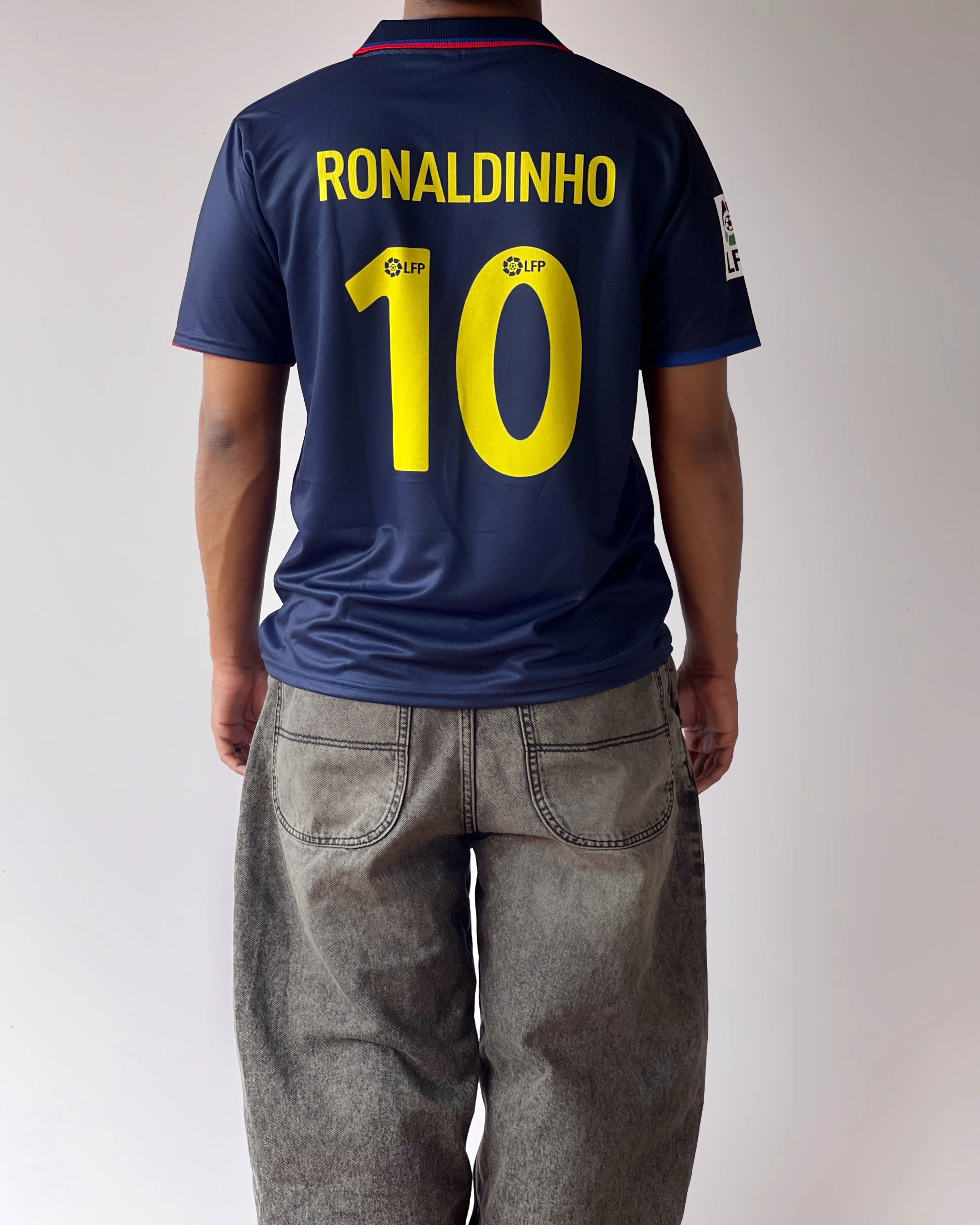Retro Barca Ronaldinho Fan - Image 3